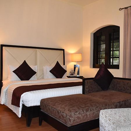 Ramada Plaza By Wyndham Karachi Airport Hotel Ngoại thất bức ảnh A bedroom at the resort