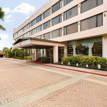 Ramada Plaza By Wyndham Karachi Airport Hotel Ngoại thất bức ảnh The hotel's entrance