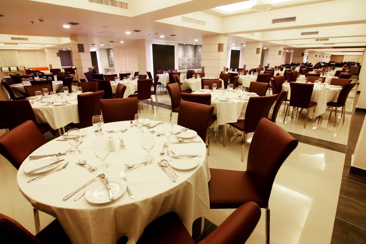Ramada Plaza By Wyndham Karachi Airport Hotel Ngoại thất bức ảnh The dining room at the 2011 World Economic Forum on the Middle East, Africa and India