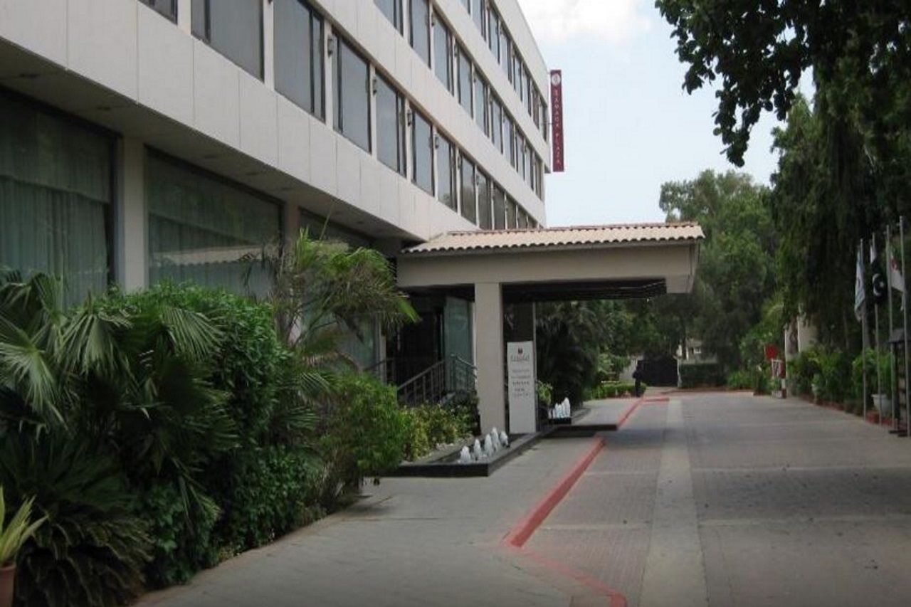 Ramada Plaza By Wyndham Karachi Airport Hotel Ngoại thất bức ảnh The hotel's entrance