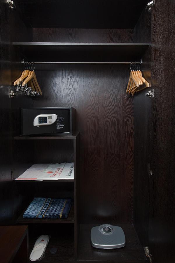 Ramada Plaza By Wyndham Karachi Airport Hotel Ngoại thất bức ảnh A safe in a hotel room
