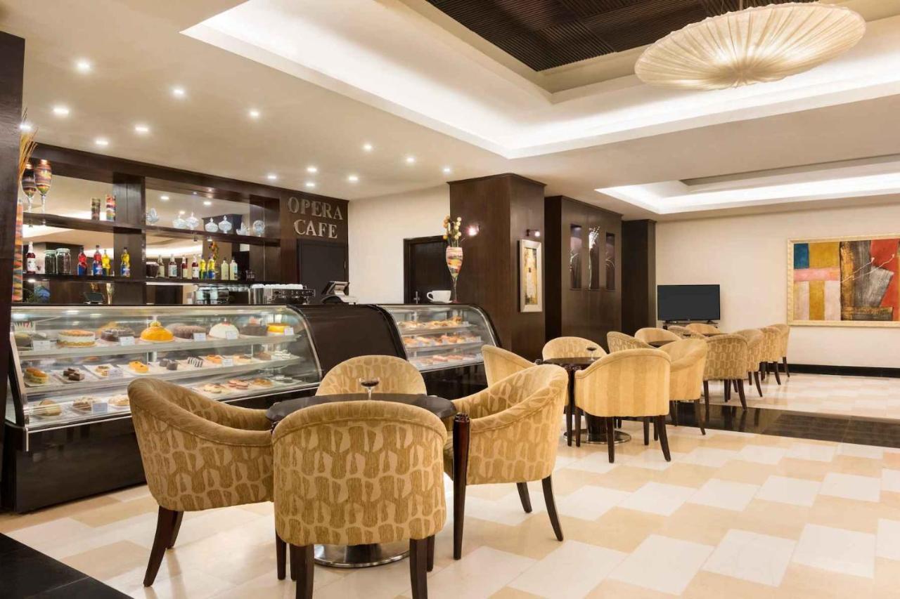 Ramada Plaza By Wyndham Karachi Airport Hotel Ngoại thất bức ảnh The lobby café