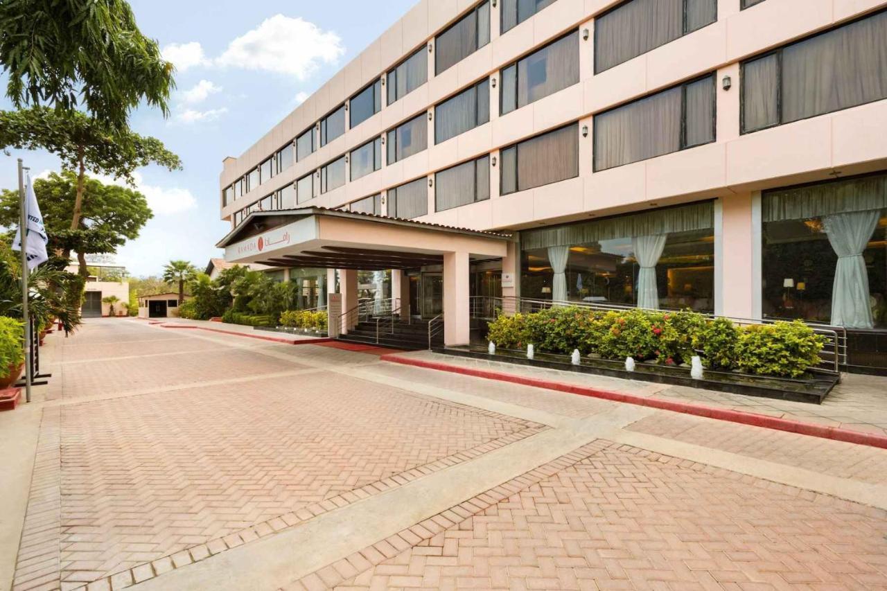 Ramada Plaza By Wyndham Karachi Airport Hotel Ngoại thất bức ảnh The hotel's entrance
