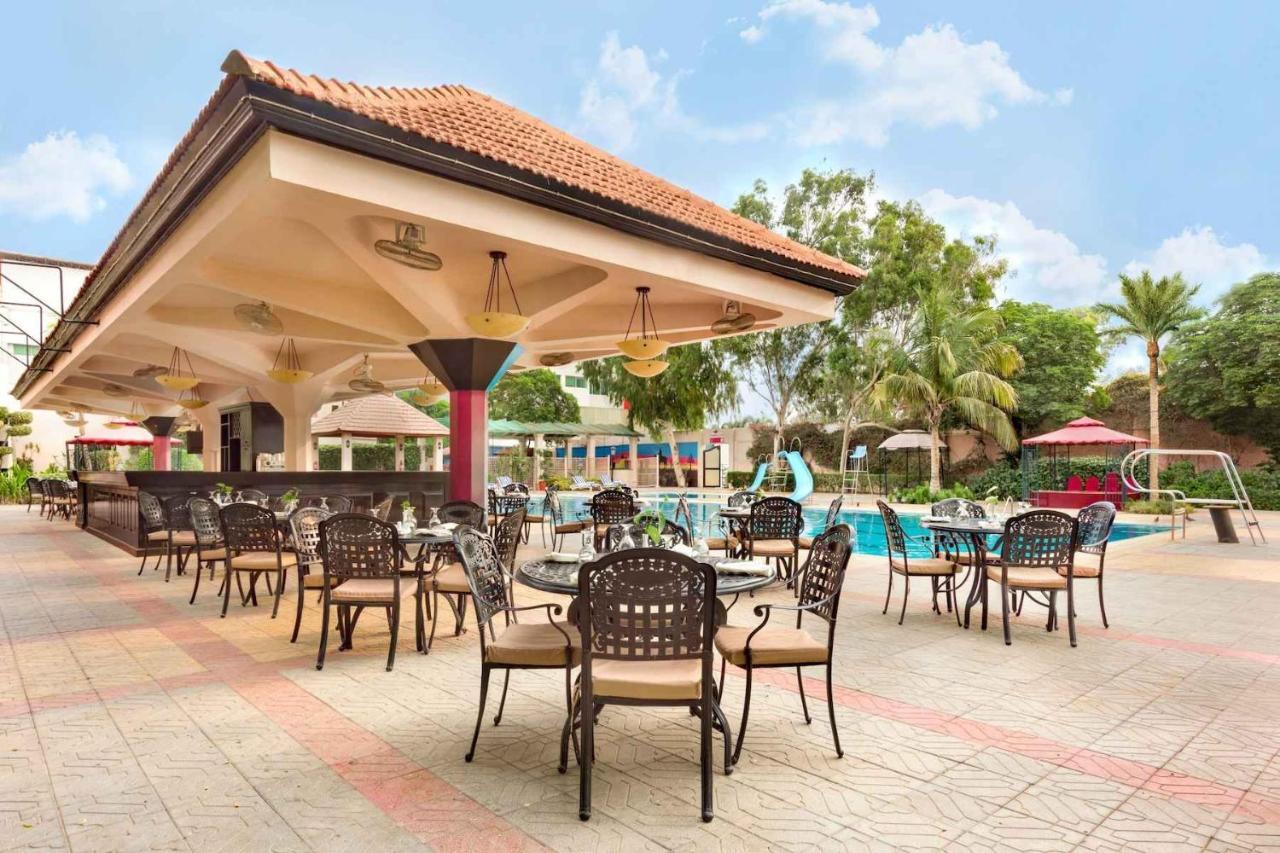 Ramada Plaza By Wyndham Karachi Airport Hotel Ngoại thất bức ảnh The poolside bar at the hotel