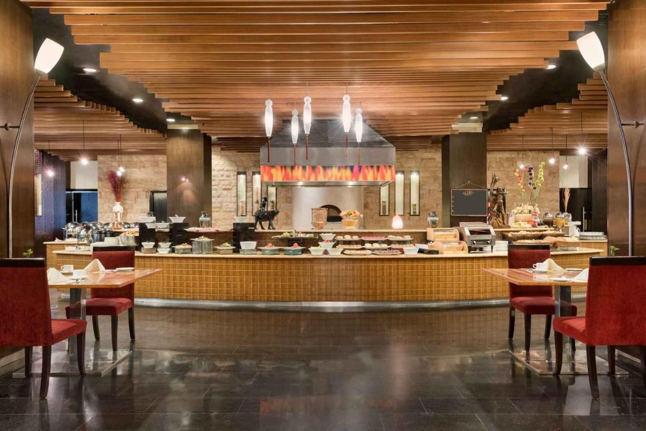 Ramada Plaza By Wyndham Karachi Airport Hotel Ngoại thất bức ảnh The restaurant