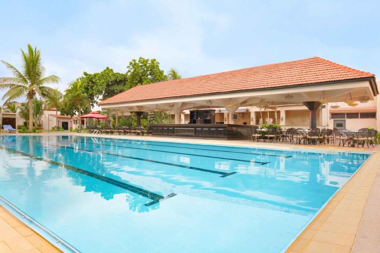 Ramada Plaza By Wyndham Karachi Airport Hotel Ngoại thất bức ảnh Swimming pool at the club